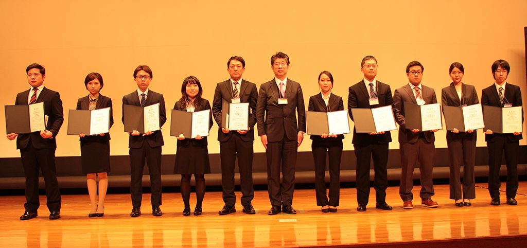 受賞者10名と中西会長(左から6人目)